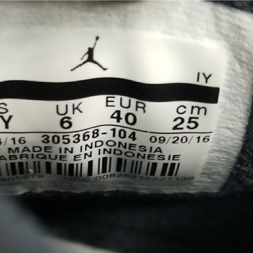 Nike Air Jordan 8 Bugs Bunny Sneakers. Size 7Y or can fit as a Women's Size 8.5 - Picture 10 of 10